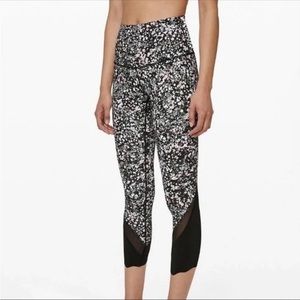 Lululemon Wunder Under Crop II Roll Down Scallop hem Women's 6 workout leggings